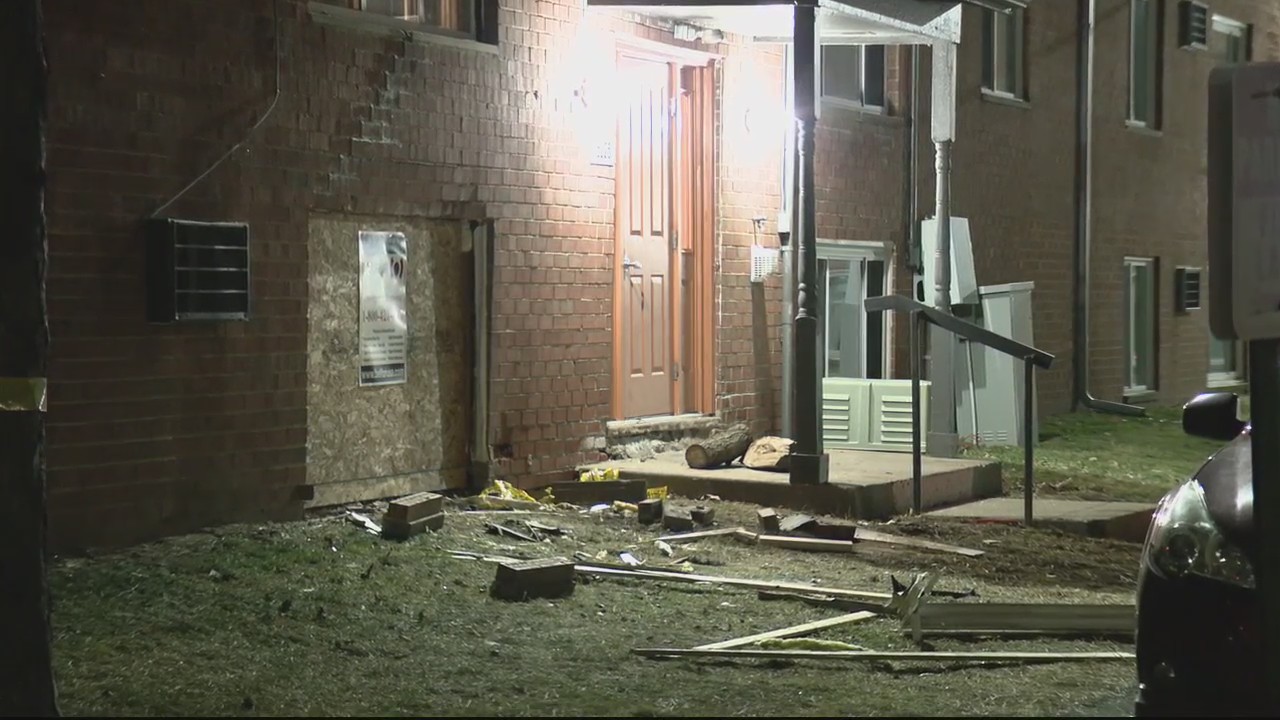 Man dead from gunshot wound after crashing into Oak Park apartment building.