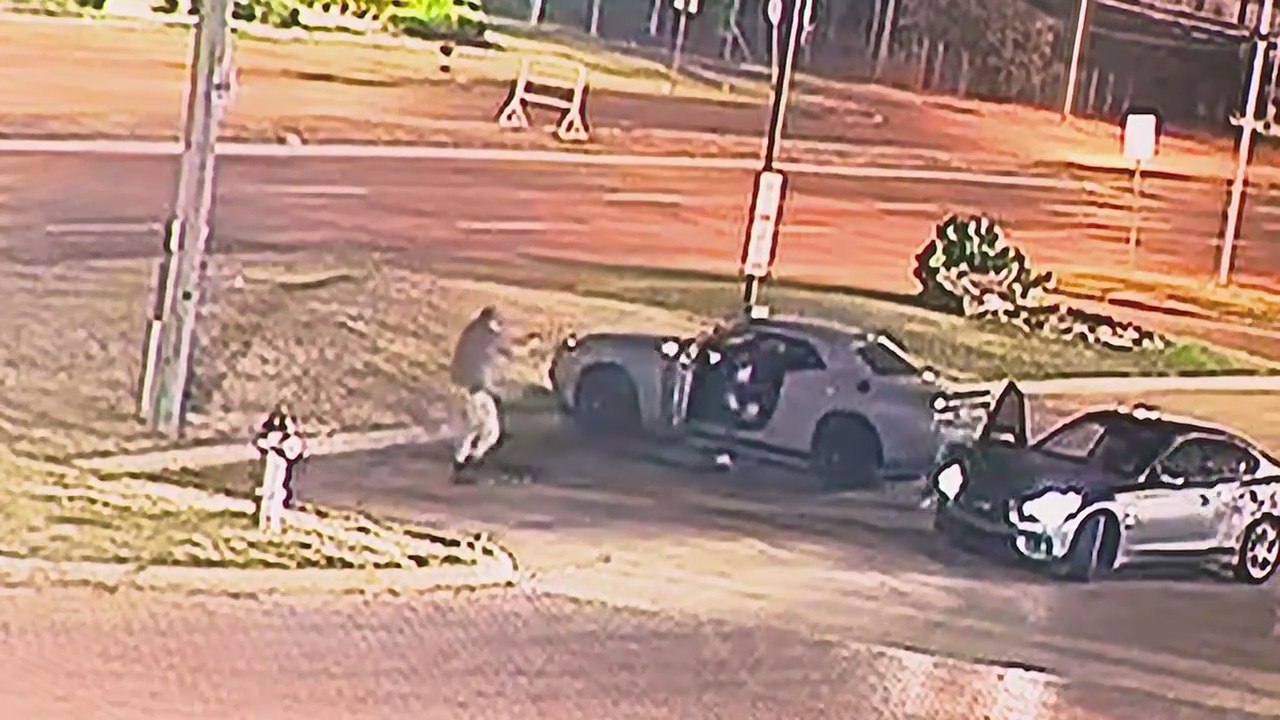 RAW: Carjackers shoot plain clothes Dallas officer