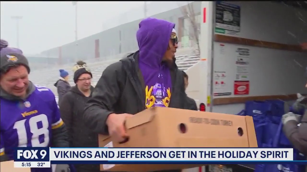 Vikings' Jefferson helps offer families turkeys before Thanksgiving