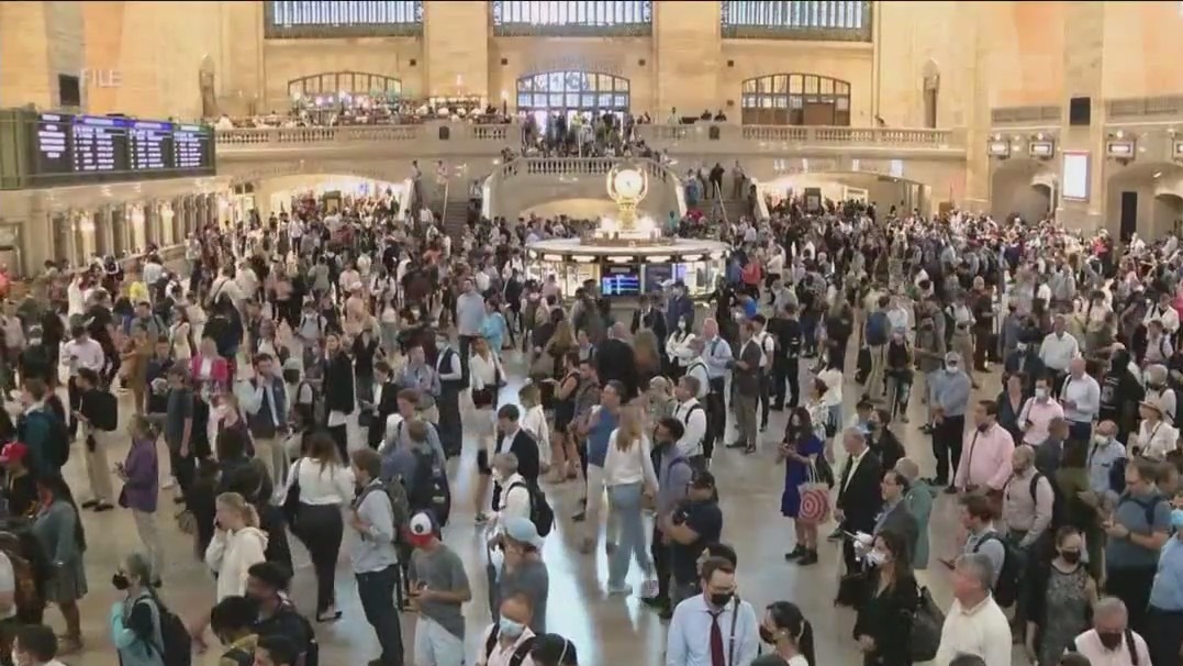 2 teens stabbed at Grand Central on Christmas