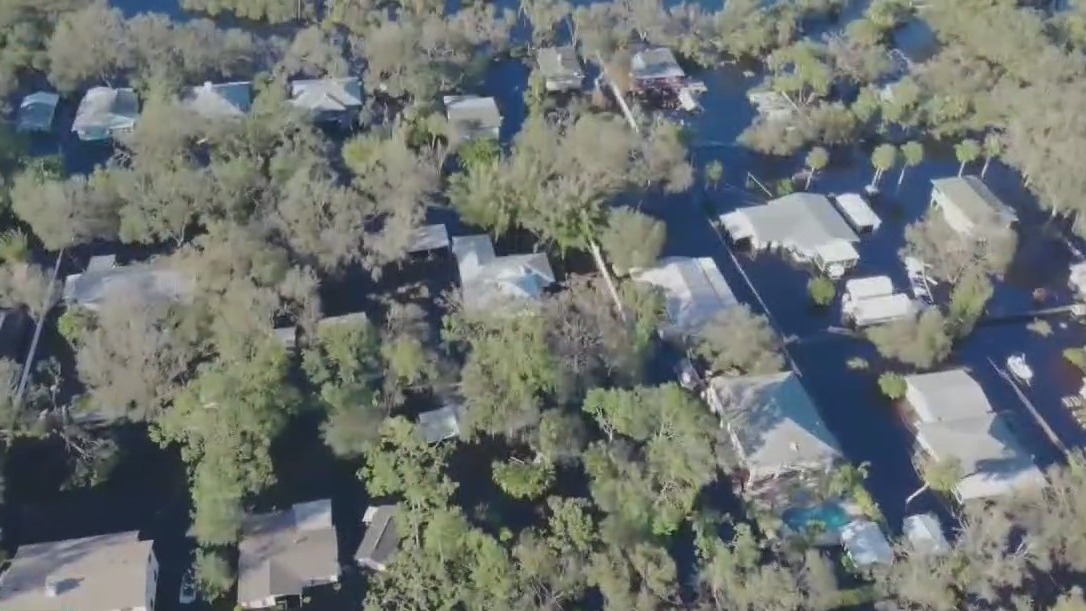Florida residents begin to assess Hurricane Ian damage