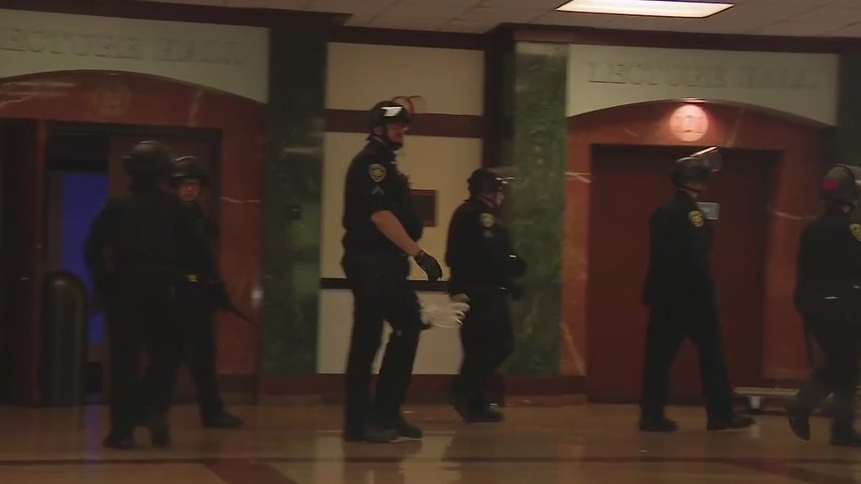 Police move in to clear UCLA protesters