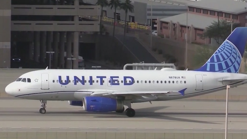 Delta, United cancel dozens of flights ahead of Christmas amid omicron surge