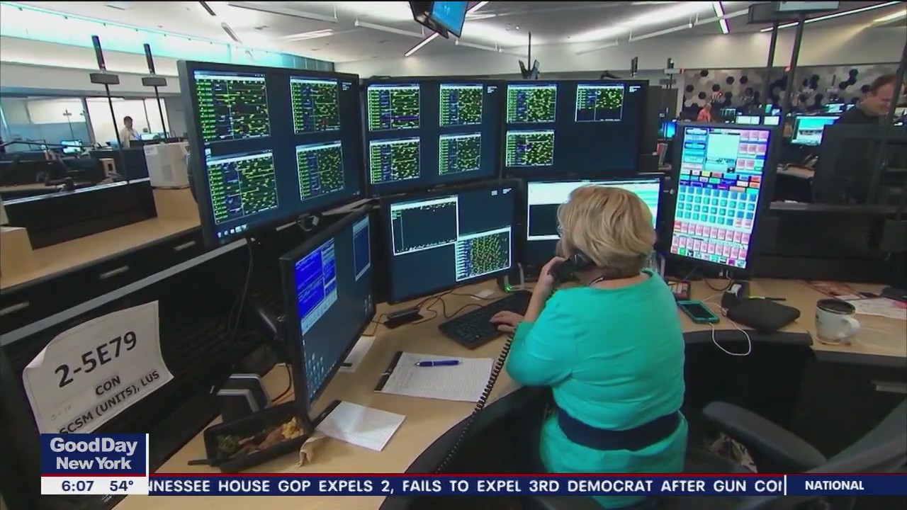 Air traffic controller shortage prompts some airlines to plan schedule cuts