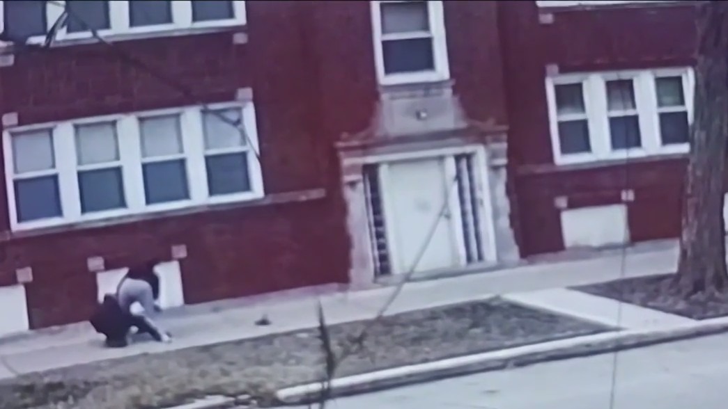 Caught on camera: Off-duty cop stops apparent robbery in Chicago