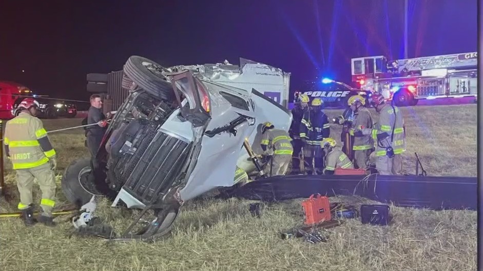Tractor-trailer crash shuts down part of I-35