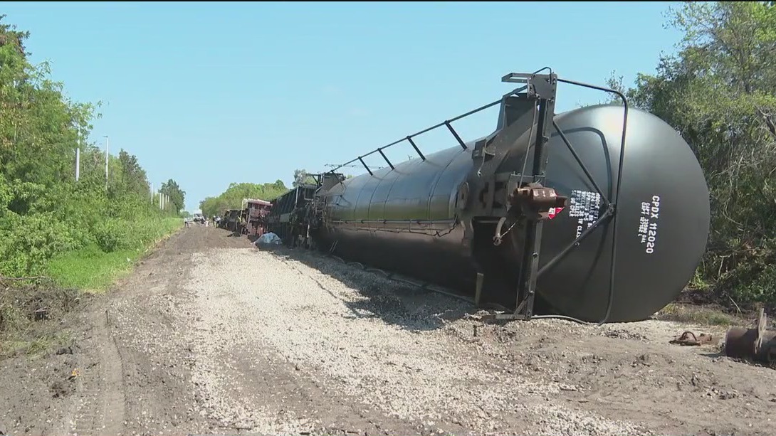 Previous: Train derailment cleanup underway in Manatee County