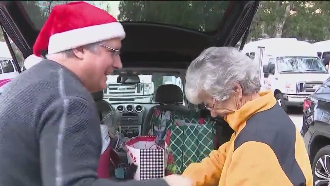 Volunteers deliver Christmas meals, gifts to seniors in Seminole County