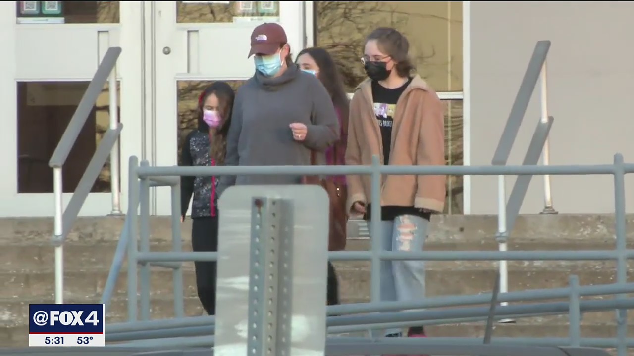 Mask mandate returns in Richardson ISD; Dallas ISD hunts for subs