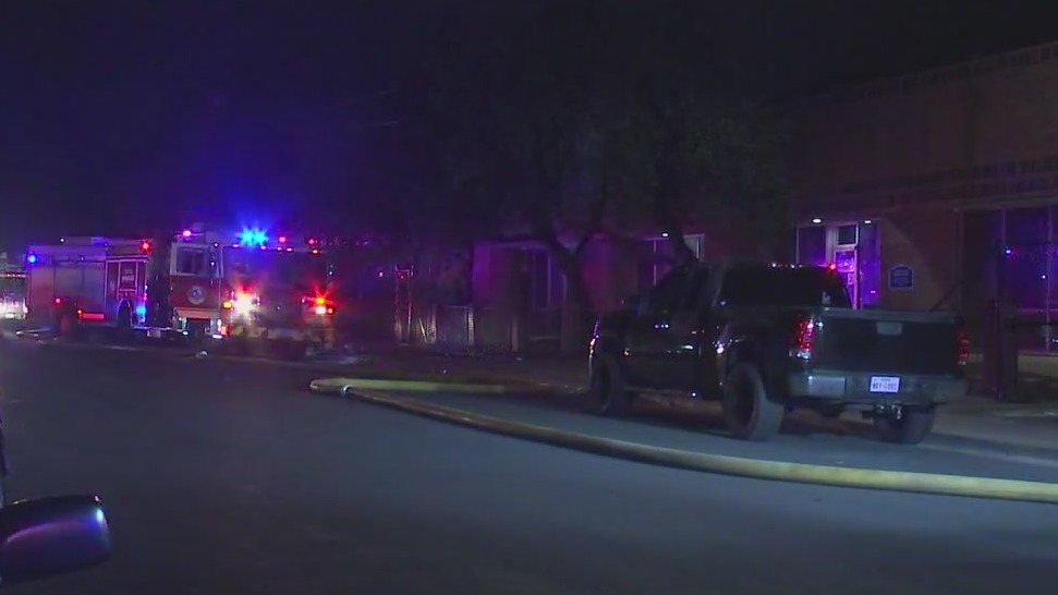 Austin Fire Department investigating fire at East Austin apartment complex