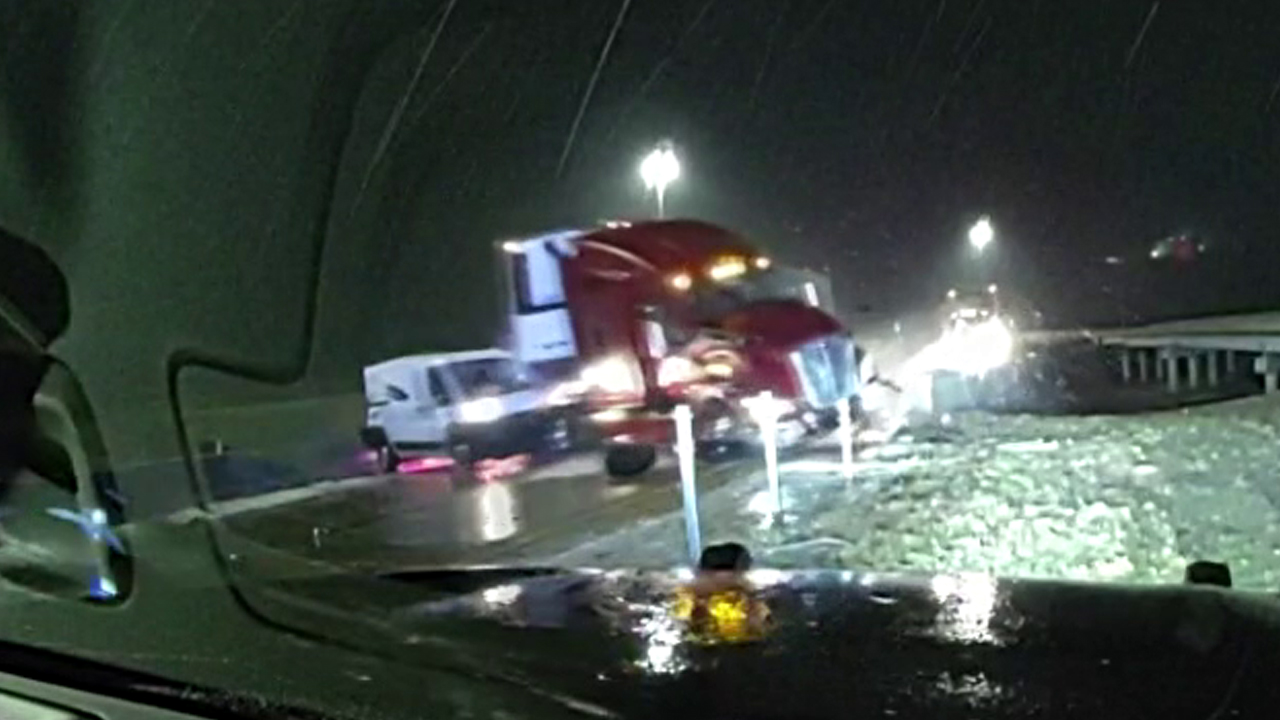 VIDEO: Jackknifed 18-wheeler slams into Fort Worth police car, disabled vehicle