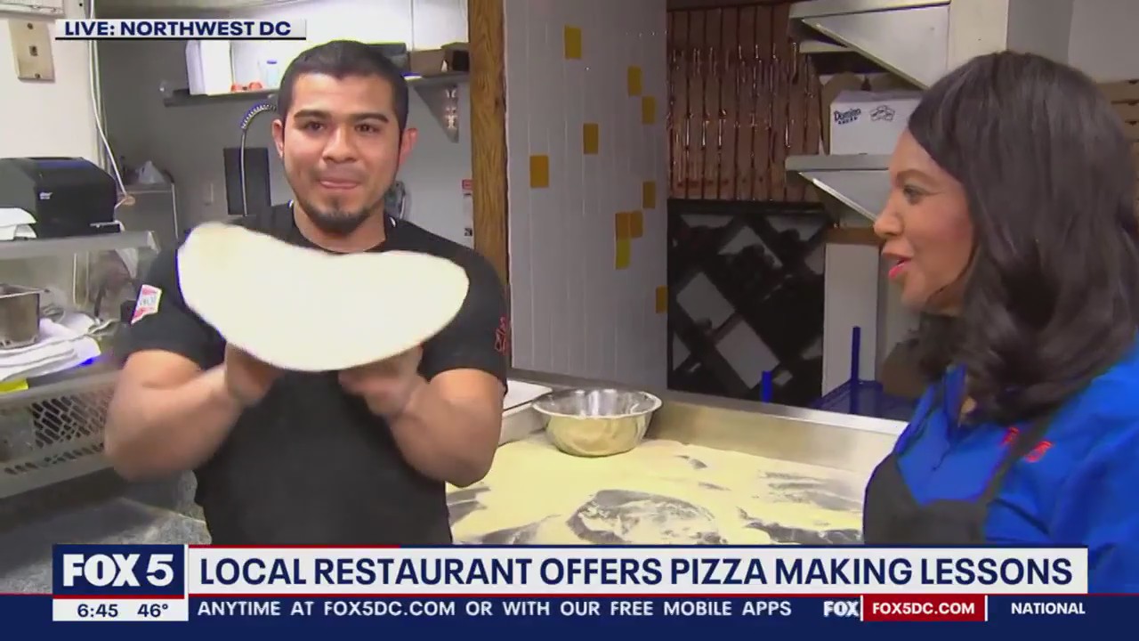 Learning how to make pizza at In Bocca al Lupo