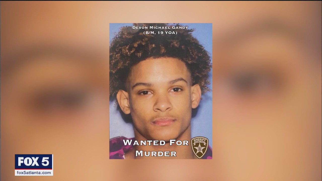 Identical twin wanted for murder