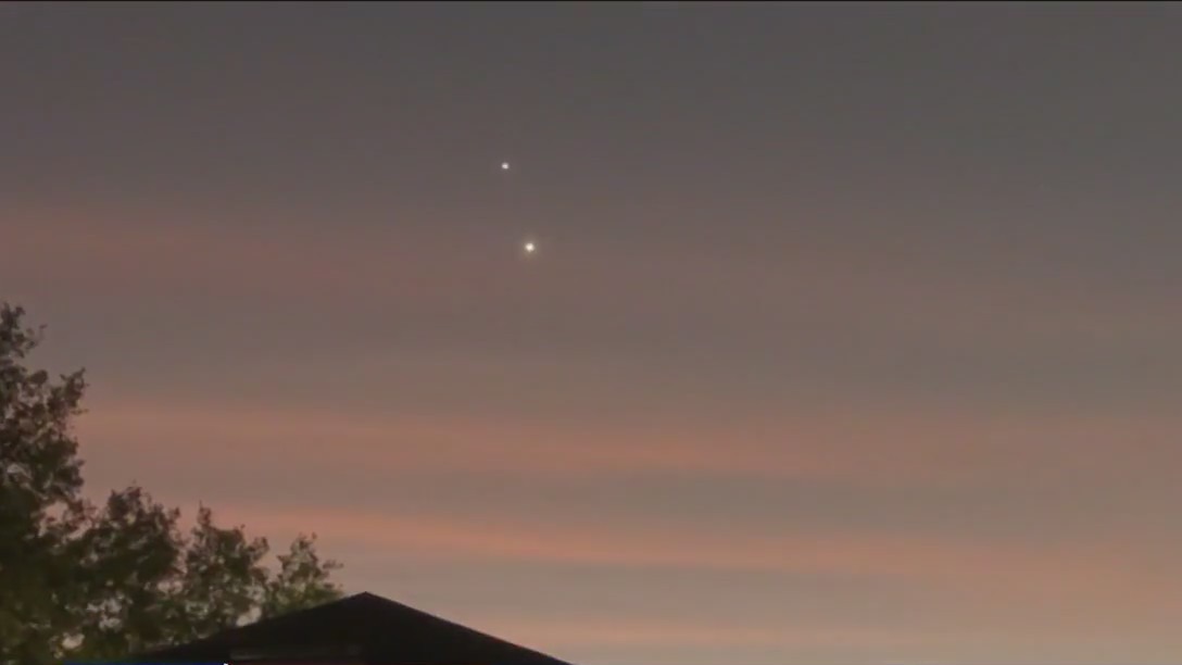 Two planets to 'kiss' in rare event