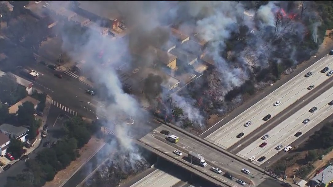 Large fire erupts in Oakland next to I-580, at least 2 homes burned