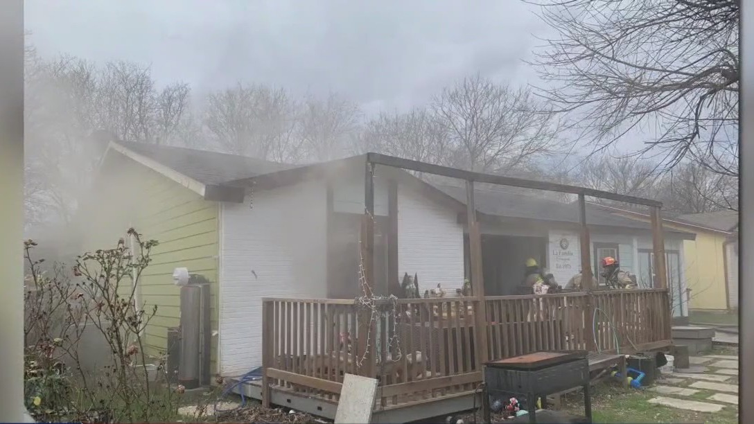 Southeast Austin fire displaces 9 people