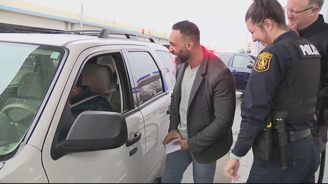 Redford Police play Santa, hand out gift cards instead of tickets