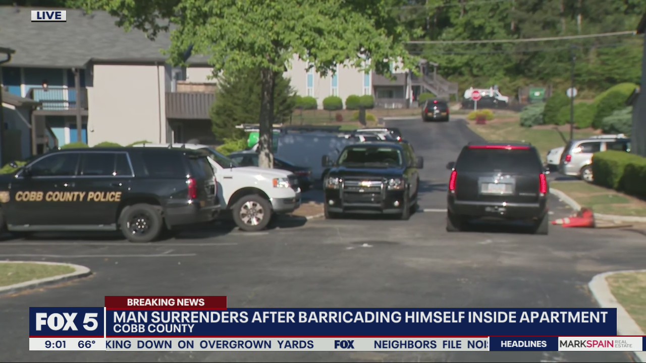 Man barricaded inside Cobb County apartment surrenders to police