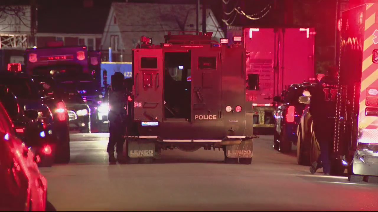 Detroit police searching for homicide suspect who escaped barricade