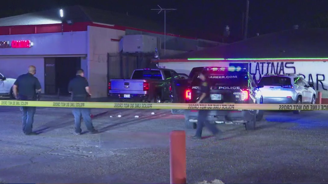 Man shot outside Houston bar
