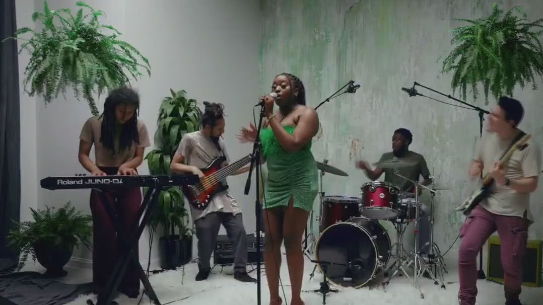 Ayoni performs 'What to a Sinner is Holy'