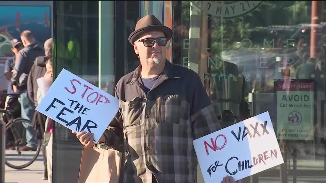 Vaccine mandate protesters take to the Golden Gate Bridge