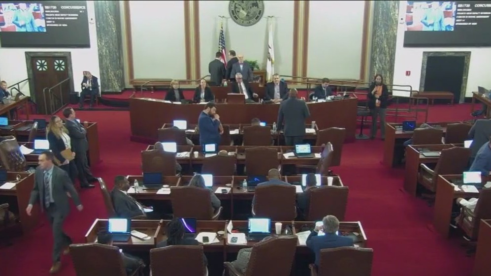 Illinois lawmakers vote to give themselves pay raise, hiking salaries to $85,000