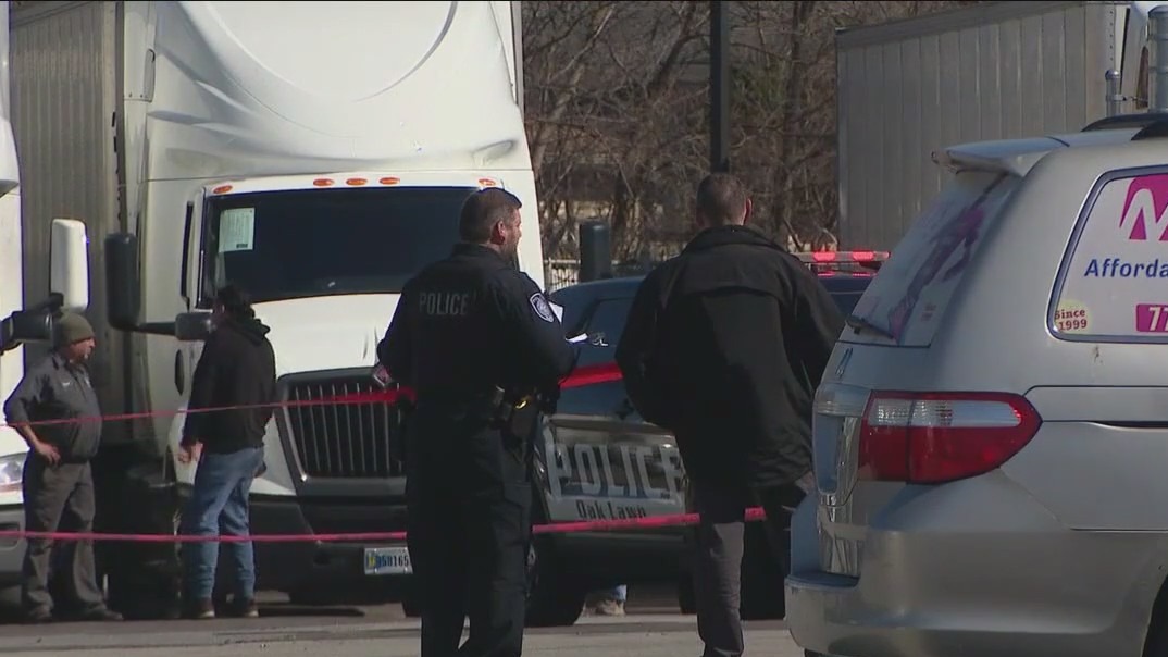 Off-duty officer shot in Oak Lawn near Richards High School