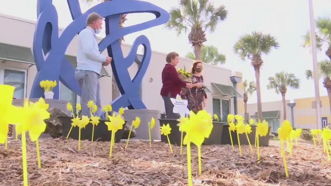 Students join Holocaust survivor to plant daffodils