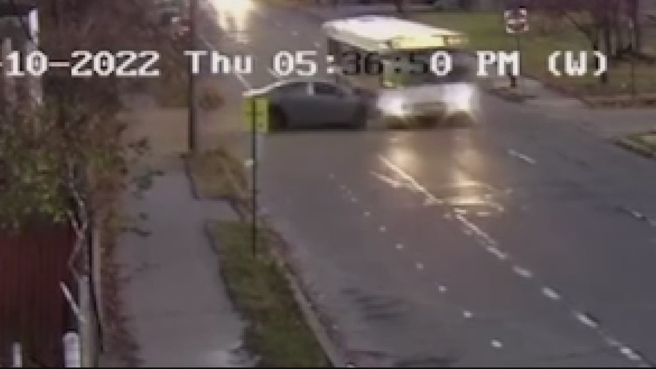 Video: driver slams into DDOT bus after flying past stop sign