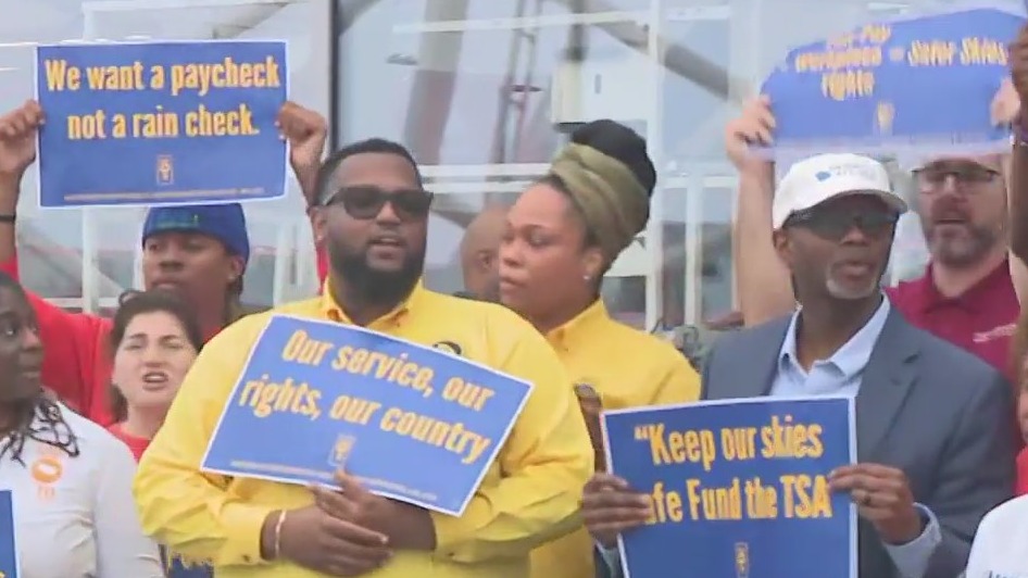 TSA workers rally at airport for