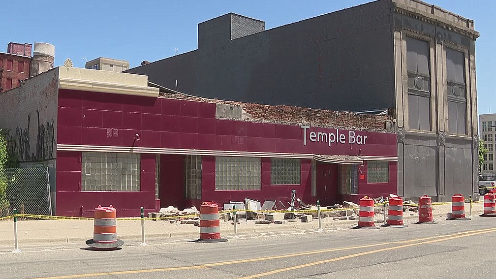Cleanup continues at Detroit's Temple Bar following facade collapse
