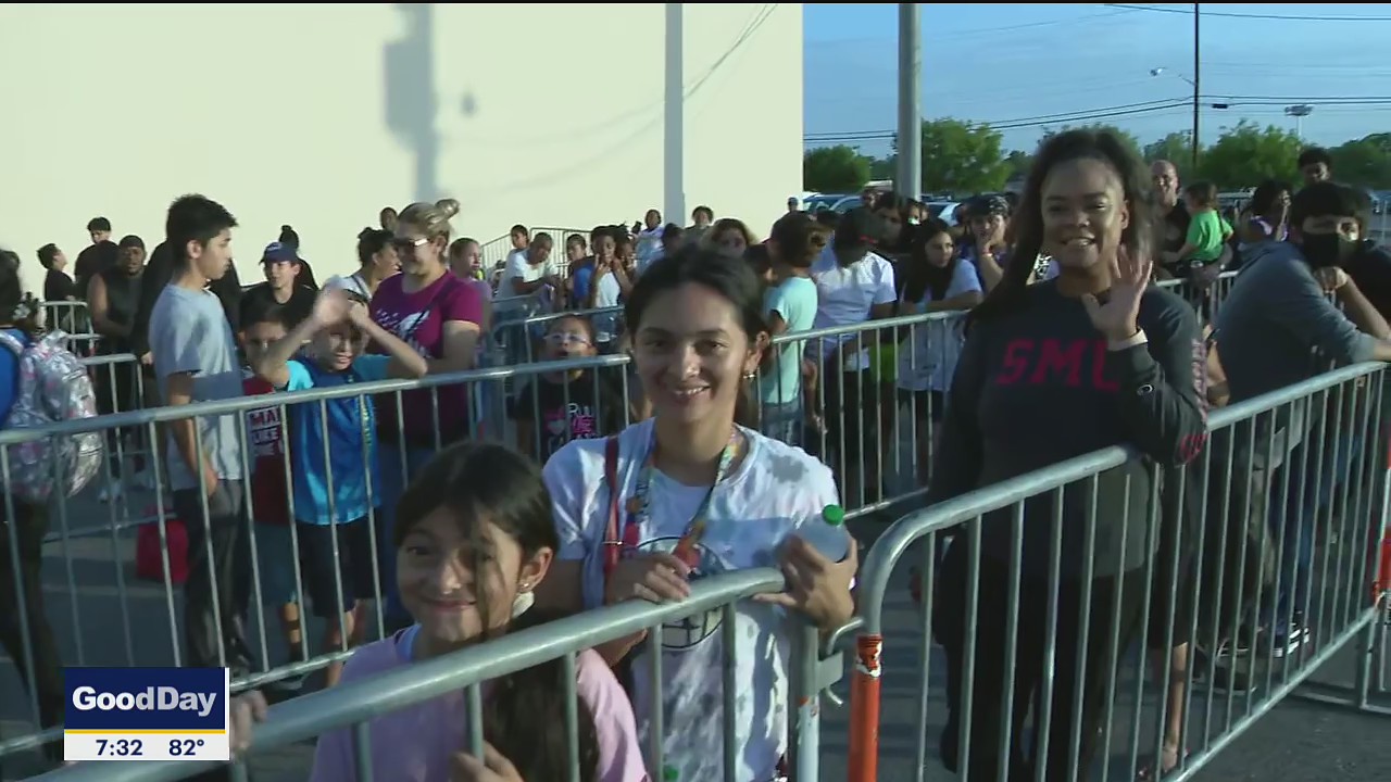 Families line up for Dallas Mayor's Back to School Fair