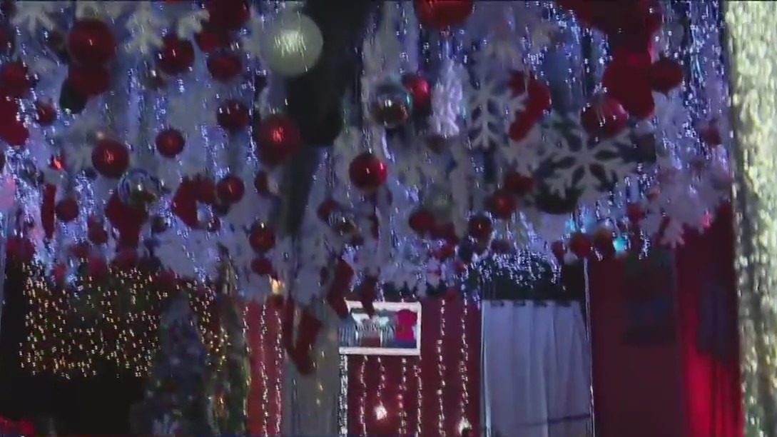 Frosty's Christmas Bar: Three floors of fun at a Chicago favorite