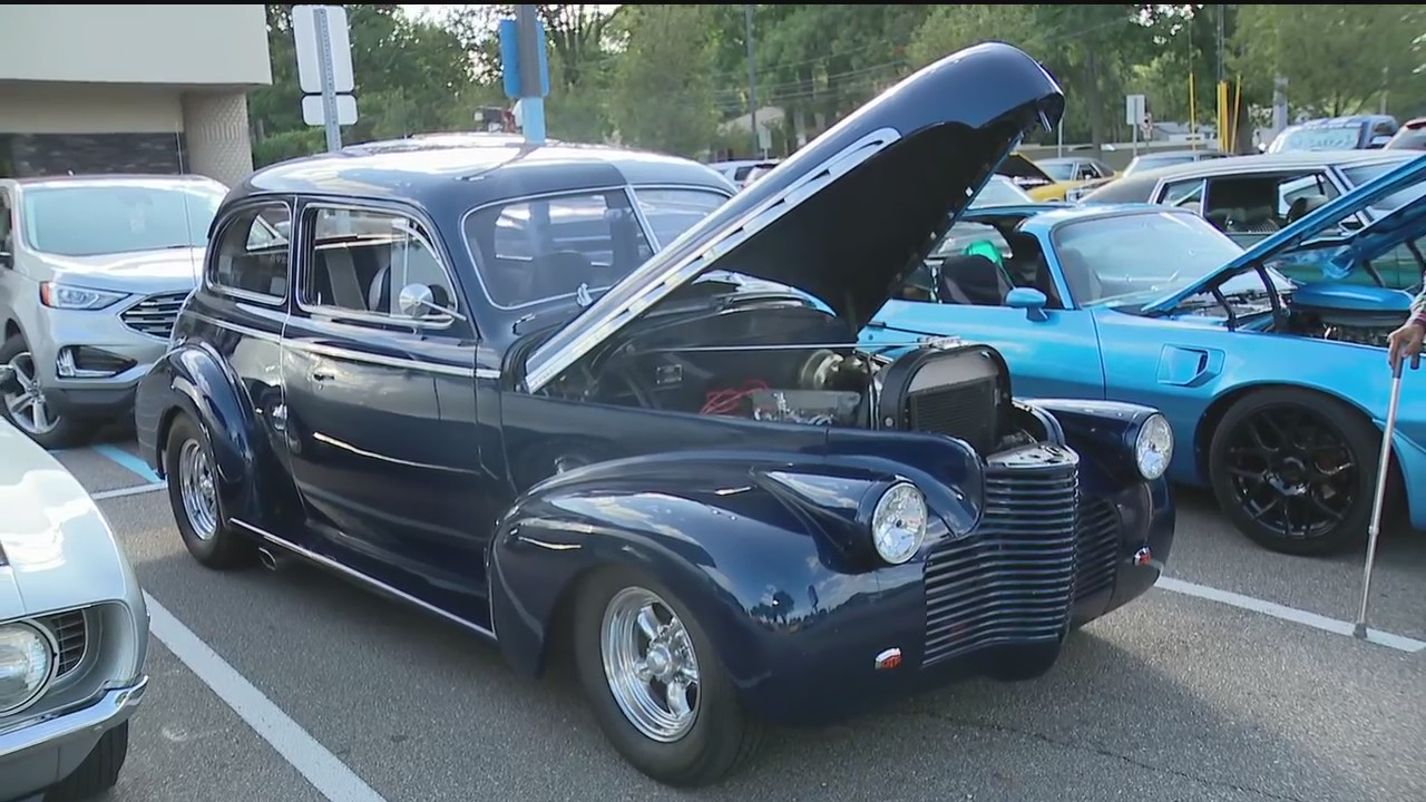 Classic cars out in force on Woodward for the eve of the Dream Cruise