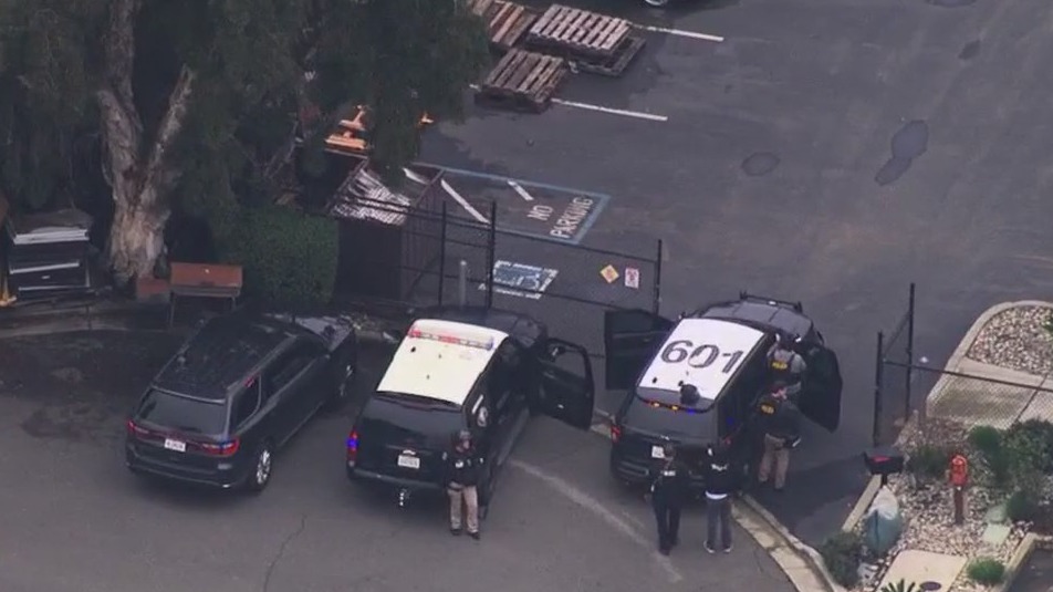 Gunman at large after wounding sheriffs deputy