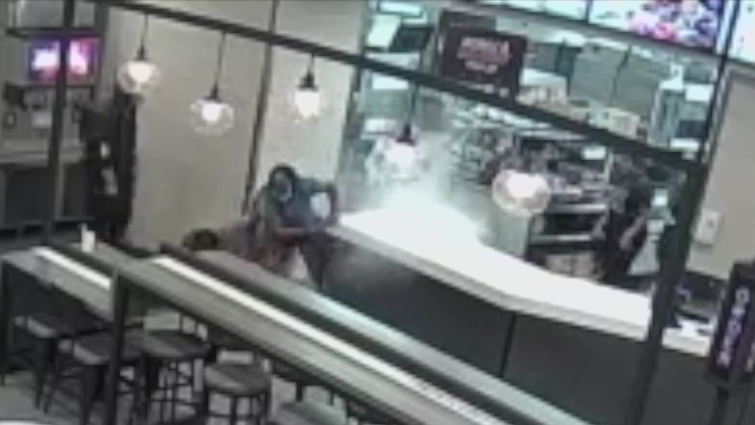 Taco Bell employee allegedly throws boiling water on customers