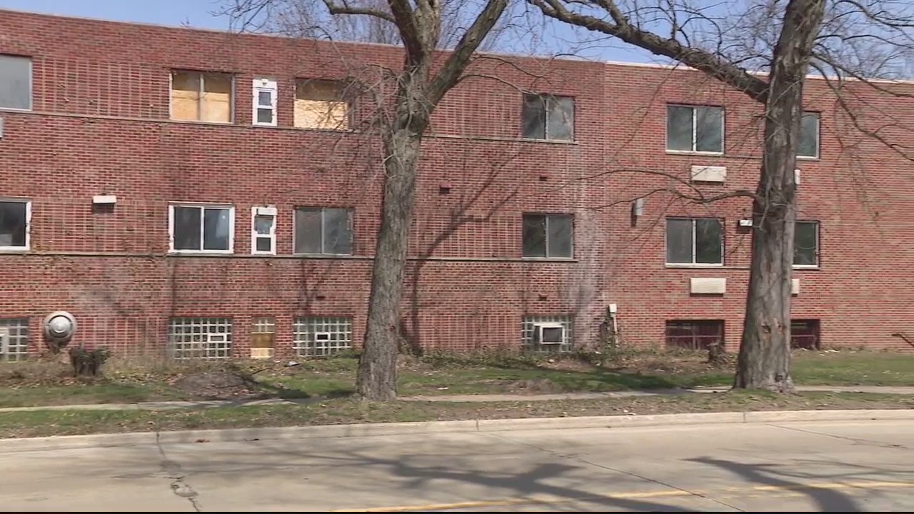 Some Royal Oak neighbors unhappy with plans to turn abandoned building into apartments