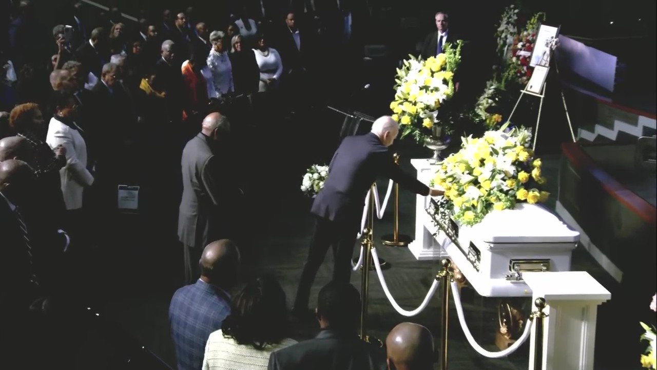 President Biden pays respects to Eddie Bernice Johnson
