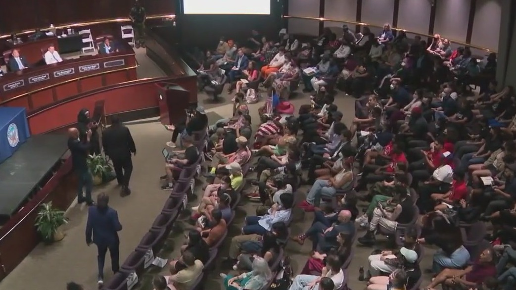 People still pour into City Hall before vote