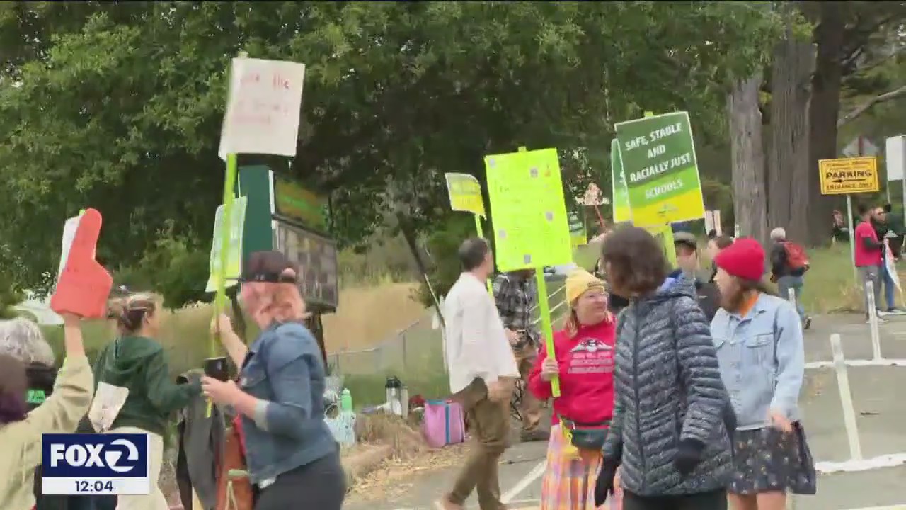 Some parents cross Oakland teacher' picket lines