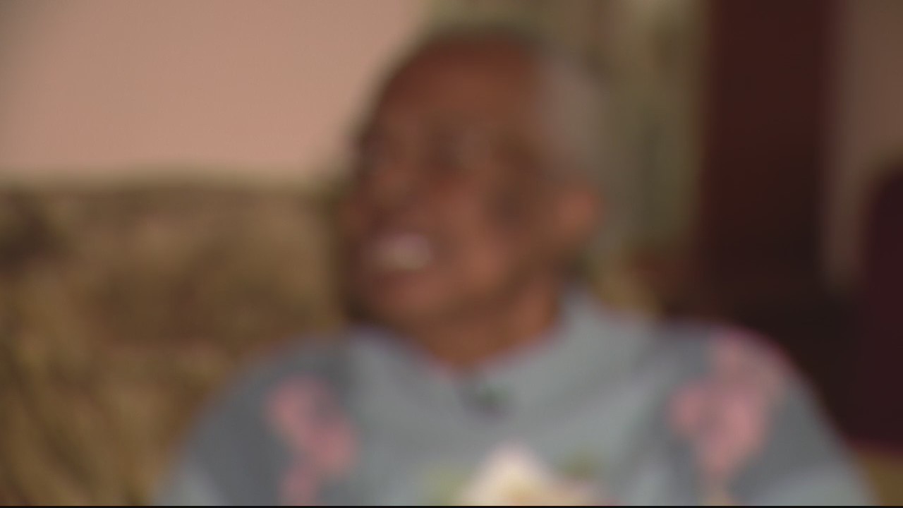 95-year-old carjacking victim tells story of how she tried to fight off suspect