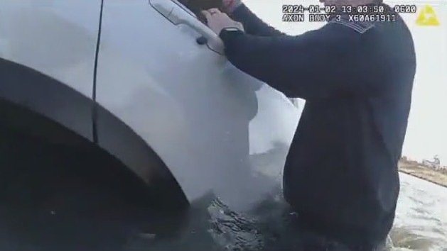 Caught on camera: Naperville officers rescue family from pond