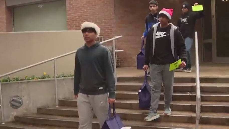 VNA volunteers deliver meals to seniors