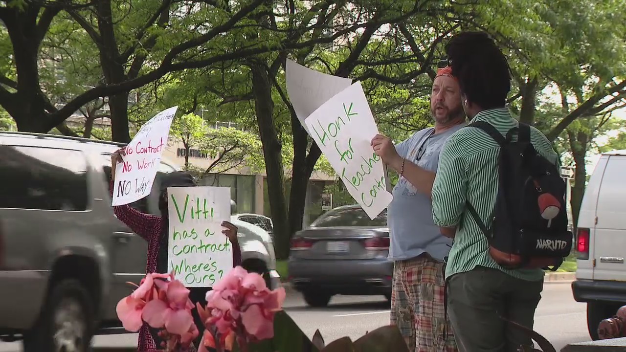 Detroit teachers protest district amid negotiations