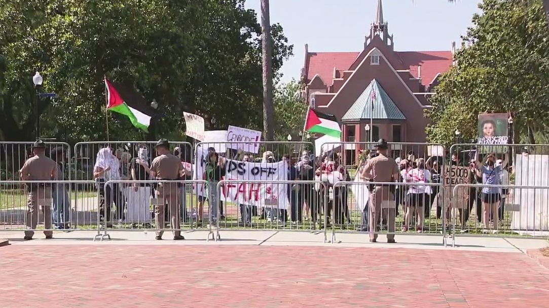 DeSantis speaks at UF in front of protesters