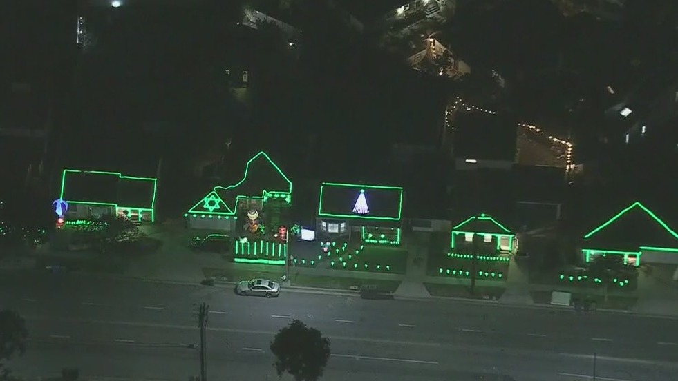 Southern California homes team up for epic light display
