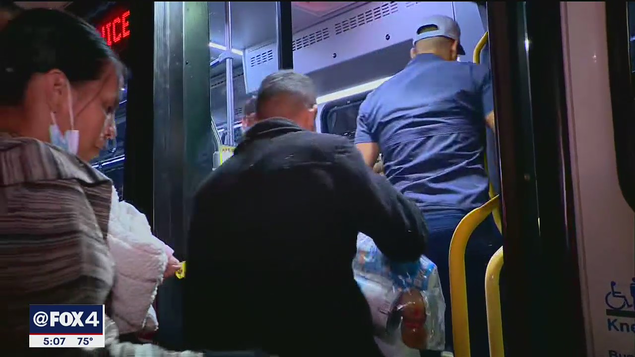 Chicago mayor responds after migrants sent from Texas