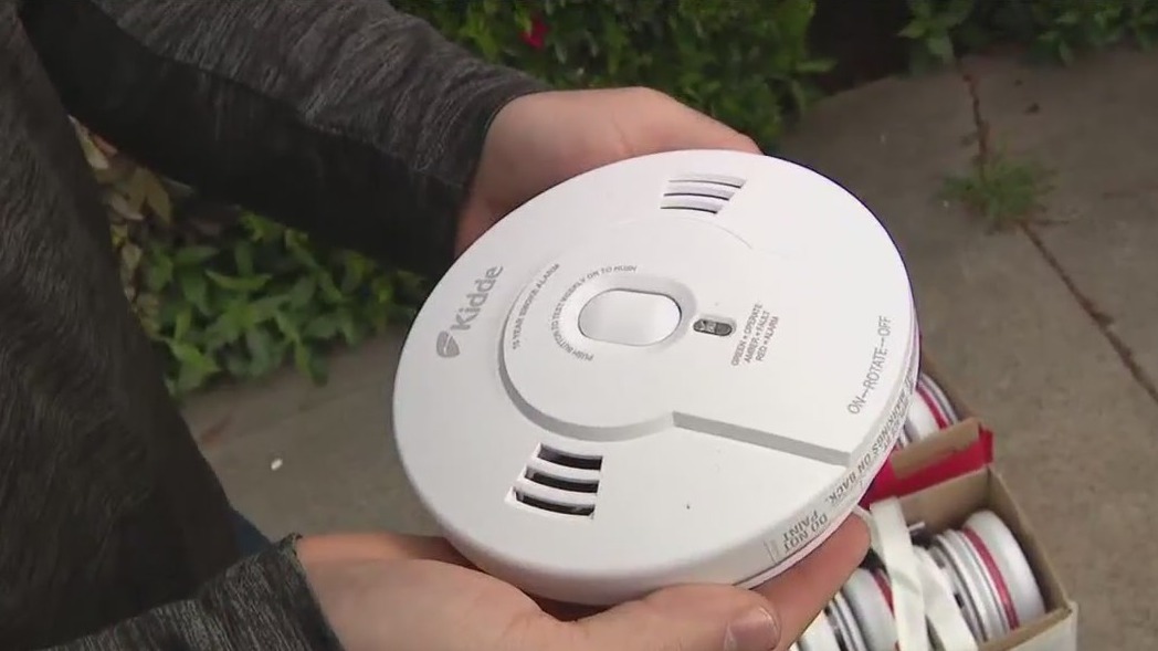 Oakland neighbors given free smoke alarms