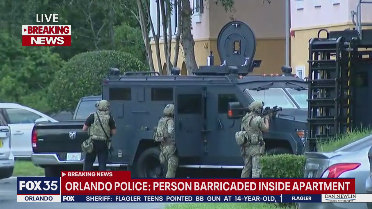 Orlando police officers respond to person barricaded inside apartment